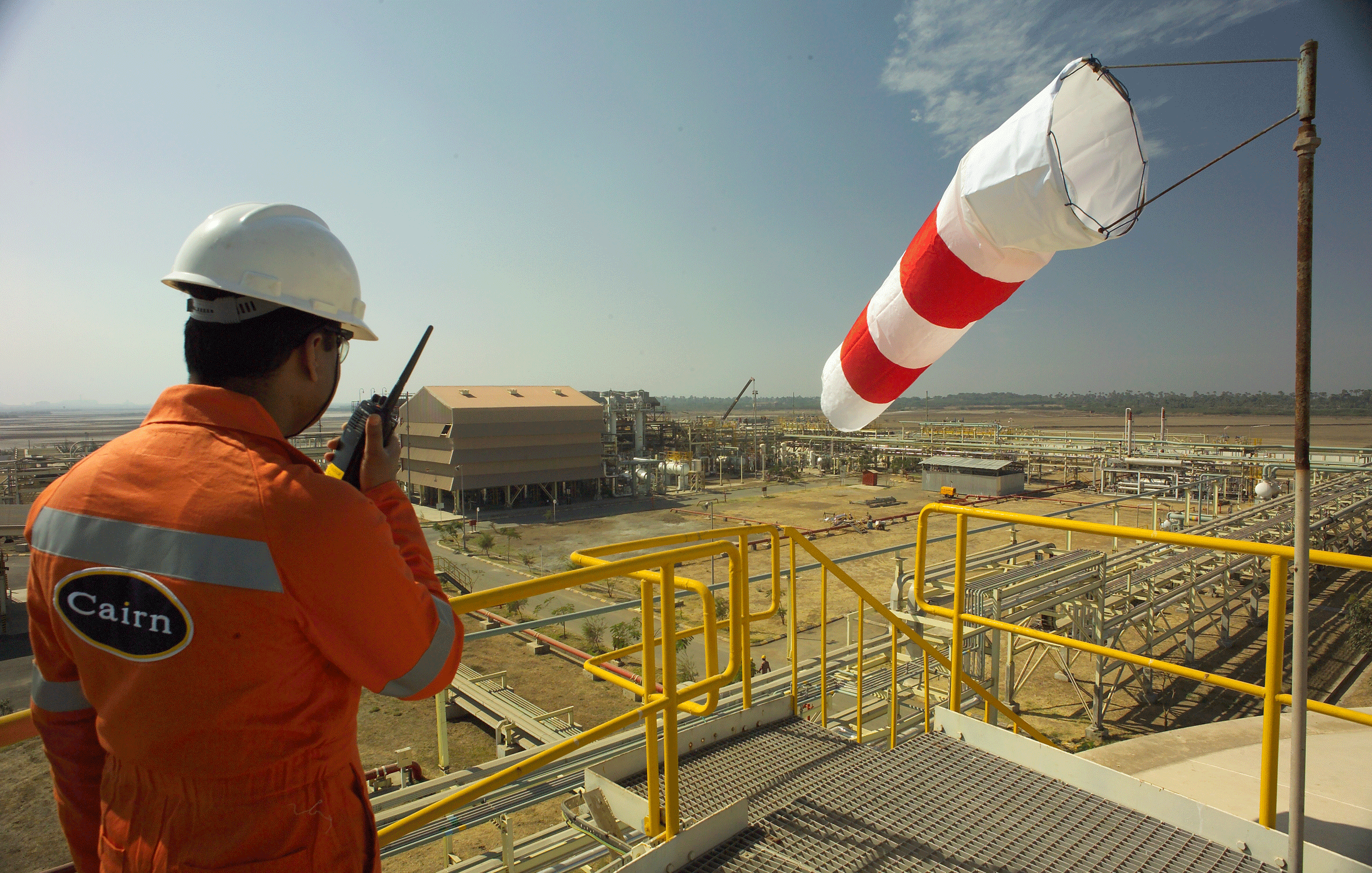 Нефтяная промышленность индии. Нефтяная вышка в море. Нефтяники в индии. Добыча нефти в индии. Добыча нефти в индийском океане.